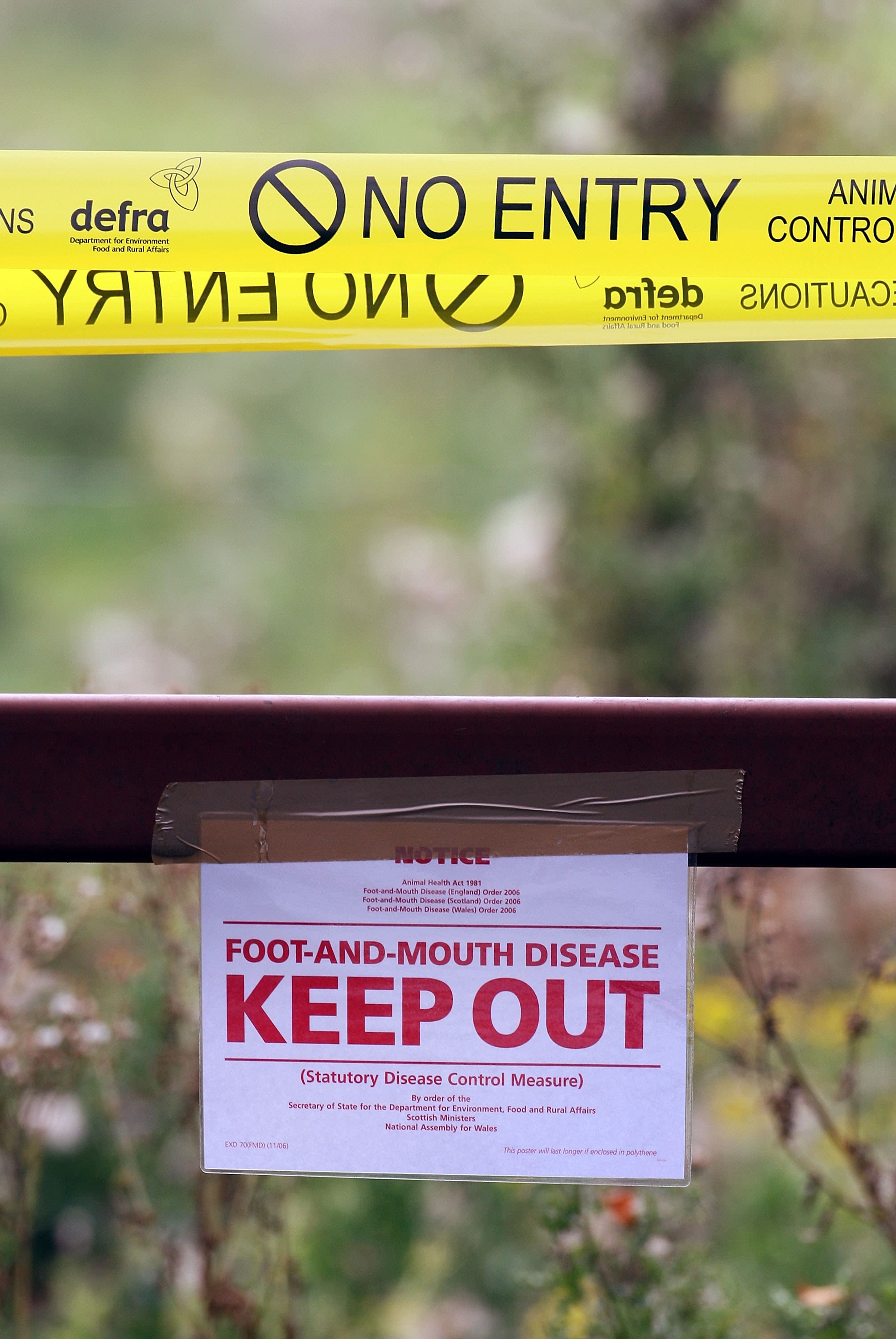 Signs to a field saying "Keep out" and "No entry"